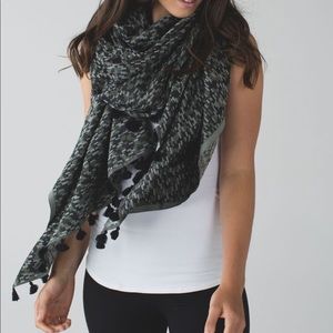 Lululemon Sun To Moon Scarf olive forest sage